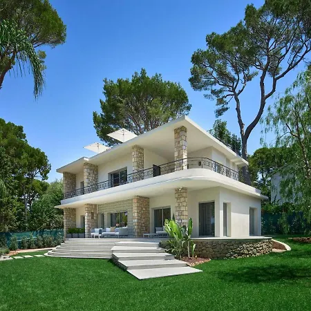 Une Architecture Particuliere Avec Un Jardin Riche *