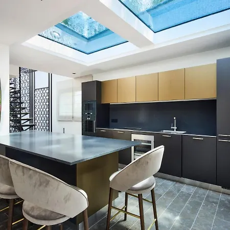 Une Architecture Particuliere Avec Un Jardin Riche *